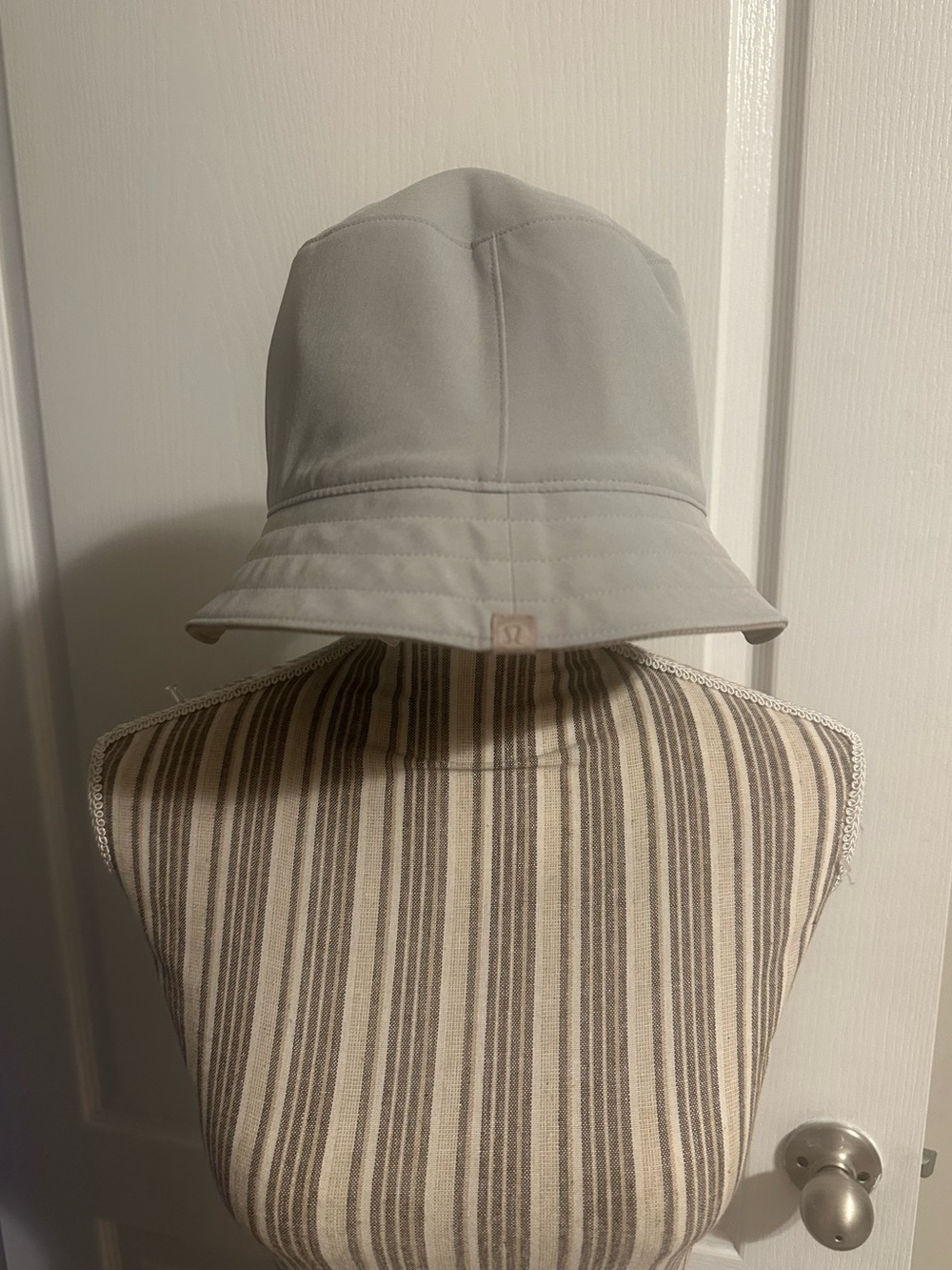 Lululemon REVERSIBLE Ribbed Bucket Hat - Picture 5 of 9